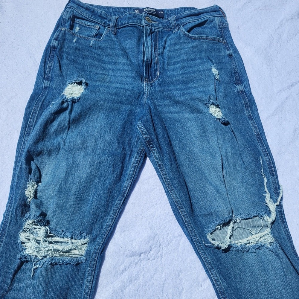 Hollister Ultra High-Rise Mom Jeans Distressed Medium Wash Size 12R W31R Denim